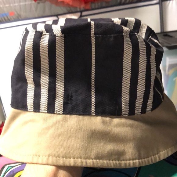 50% off Women’s sharp reversible rain hat in black & tan from the studios - Picture 3 of 3